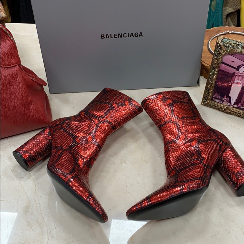BALENCIAGA RED AND BLACK OVAL LEATHER SNAKESKIN BOOTIES ROUND HEEL SIZE 8.5 - Picture 8 of 10
